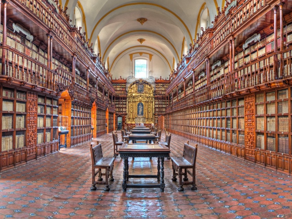 Biblioteca Palofoxiana with works dating back to 15th century